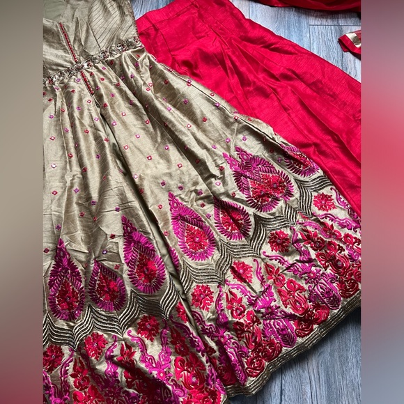 LEHENGA - Picture 4 of 11